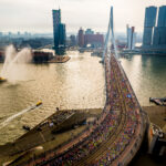 De Erasmusbrug als startlocatie tijdens de NN Marathon