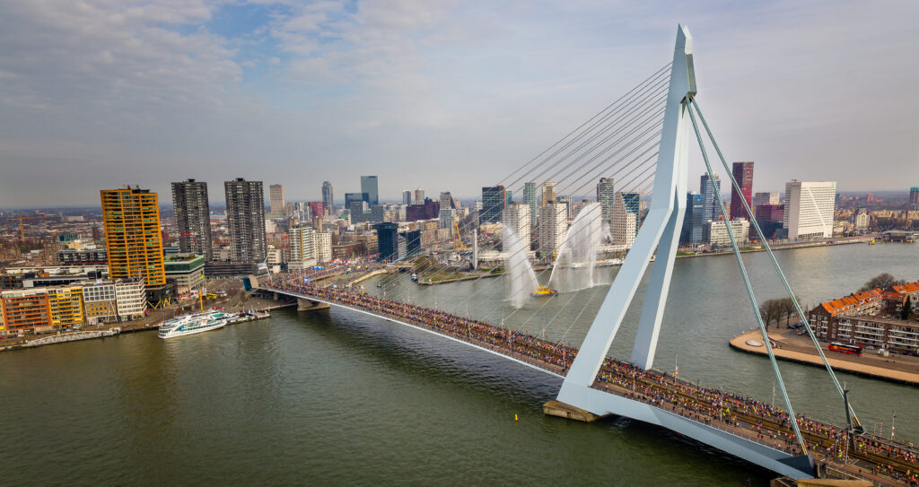 De Erasmusbrug als startlocatie tijdens de NN Marathon.