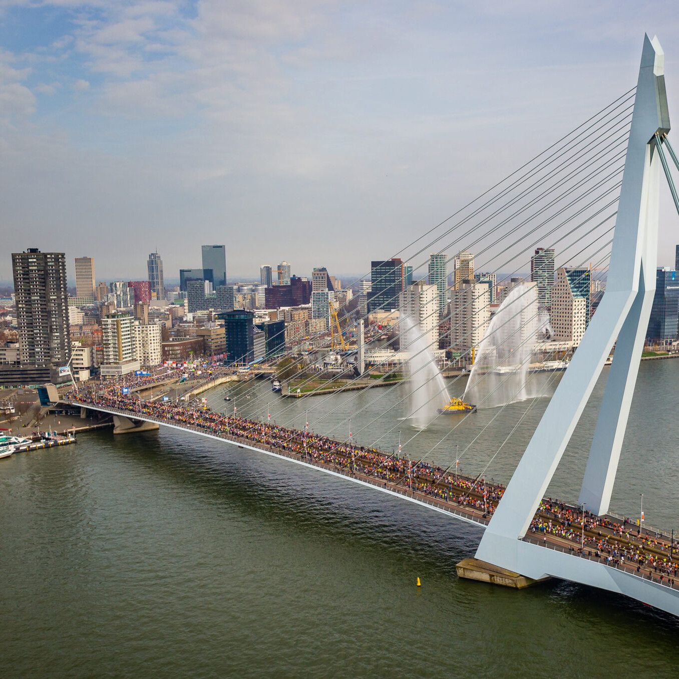 De NN Rotterdam Marathon van Rotterdam met alle lopers op de Erasmusbrug