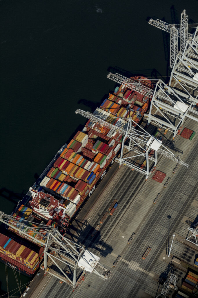 Schip aan de kade.