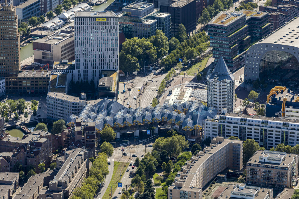 De Kubuswoningen gezien vanuit de lucht.