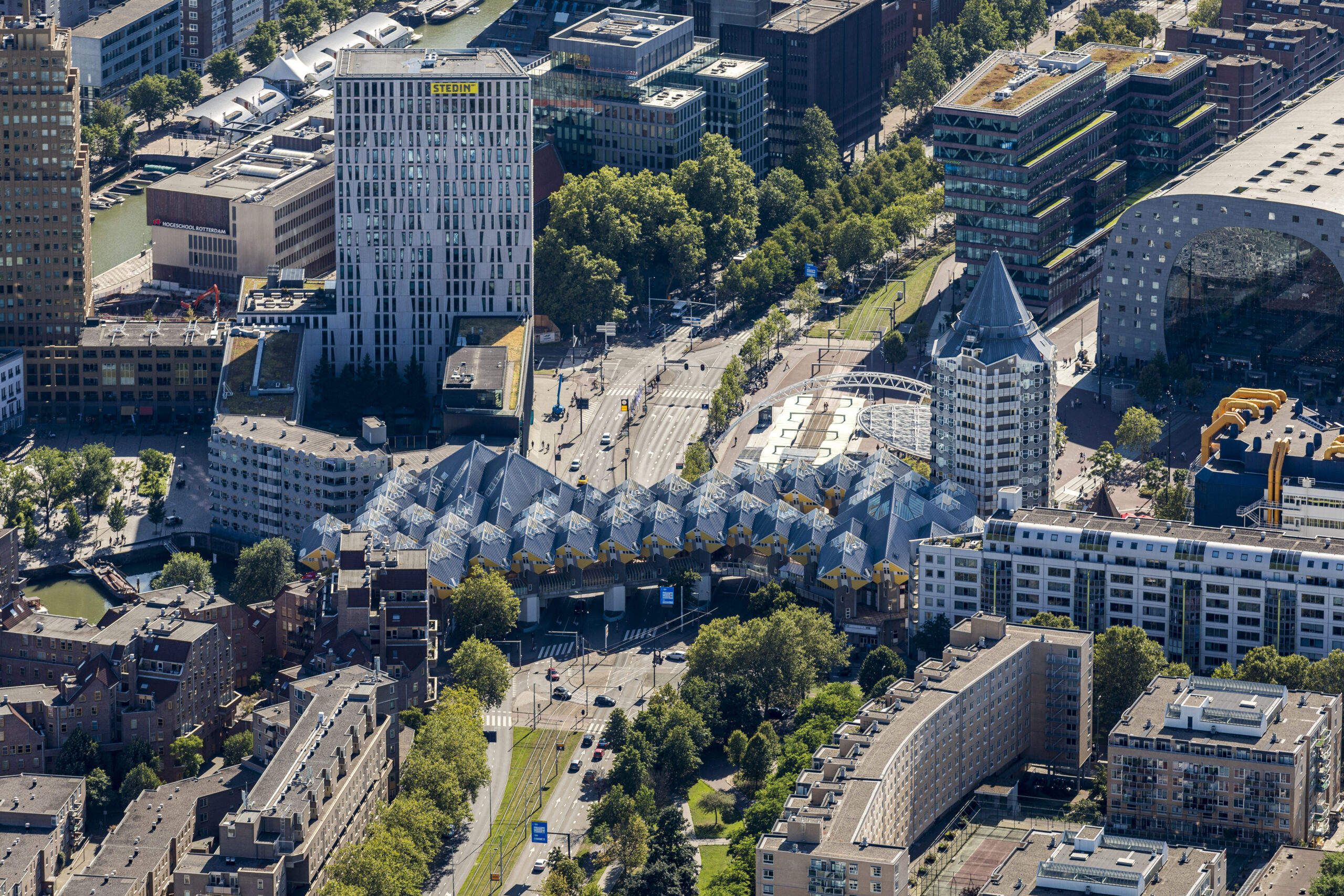 De Kubuswoningen gezien vanuit de lucht.