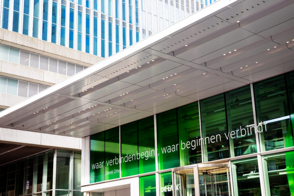 Zinsnede Derek Otte op KPN gebouw.