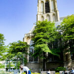 Vrouw bij drinkwaterpunt voor de Laurenskerk