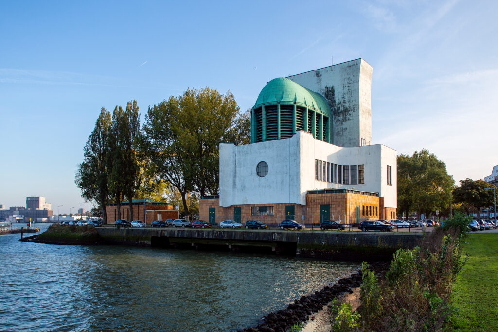 Charlois: Gezicht op het Charloisse Hoofd met het ventilatiegebouw van de Maastunnel.