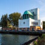 Gezicht op het Charloisse Hoofd met het ventilatiegebouw van de Maastunnel