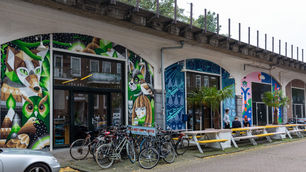 Noord: Street Art Man Met Bril Koffie.
