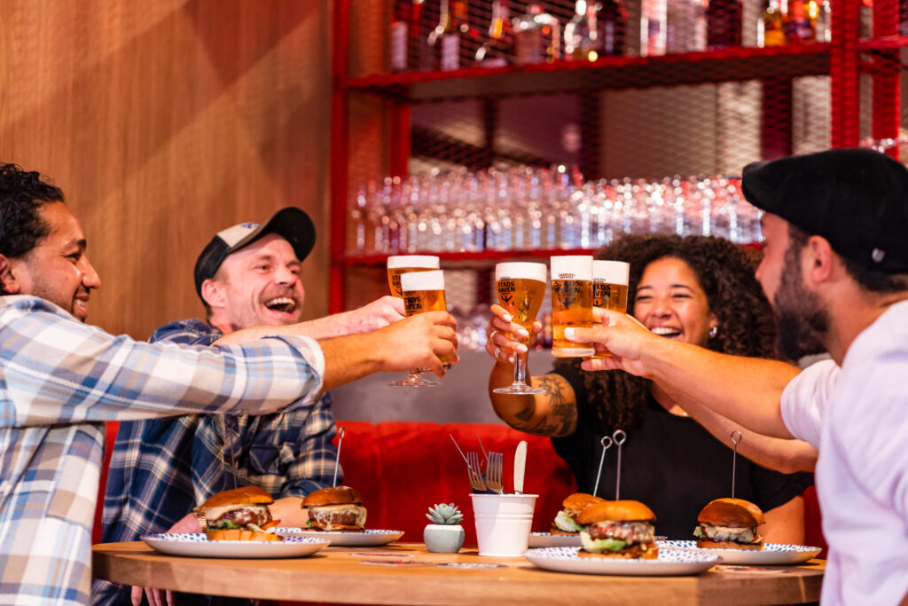 Proosten met vrienden in de Stadshaven Brouwerij.