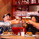 Proosten met vrienden in de Stadshaven Brouwerij