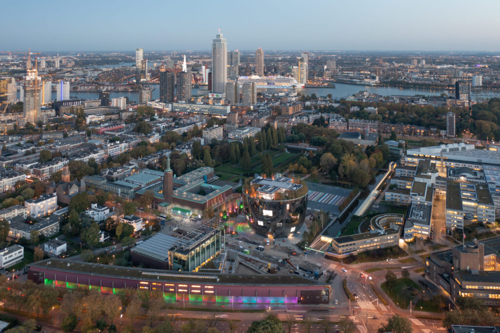 Een luchtfoto van het Depot van Boijmans in de avond.