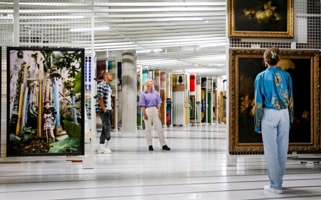 Kunst bekijken in het Depot van Boijmans van Beuningen.