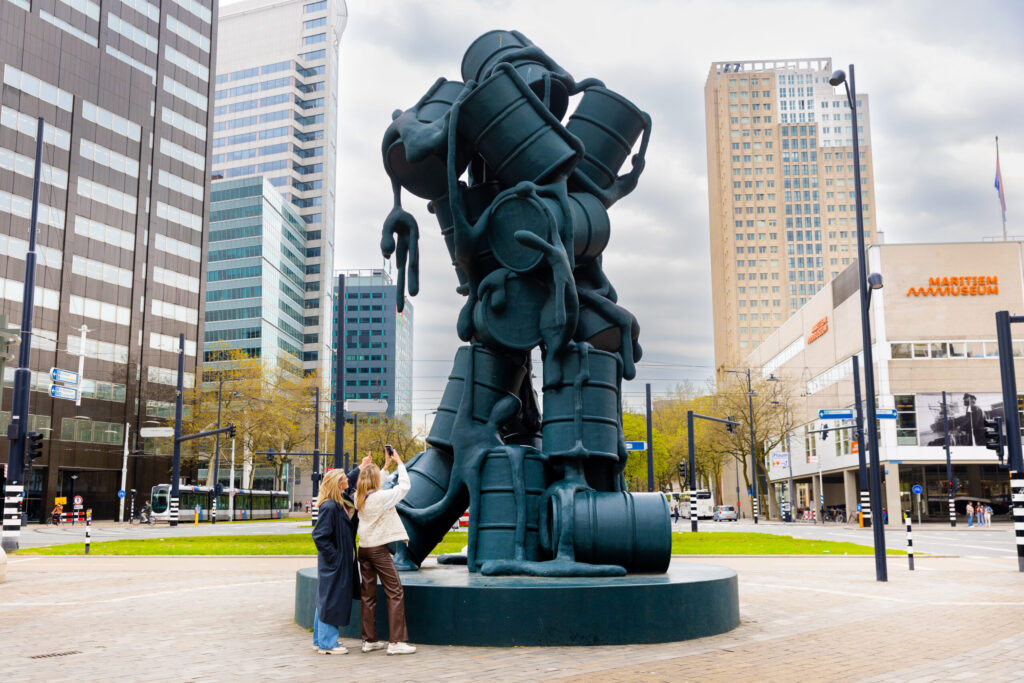 In 2008 vroeg Sculpture International Rotterdam aan Atelier Van Lieshout een kunstwerk te ontwikkelen voor hartje stad. De acht meter hoge sculptuur Cascade is het resultaat. Het beeld is gemaakt van polyester; het materiaal dat bijna als signatuur kan worden opgevat van Atelier Van Lieshout. Achttien op elkaar gestapelde olievaten, die als een waterval uit de lucht lijken te vallen, vormen samen een monumentale zuil. Uit de levensgrote vaten druipt een stroperige massa, waarin de gestalten zijn te ontwaren van een twintigtal menselijke figuren. Het zijn anonieme wezens, in vaak dramatische poses.