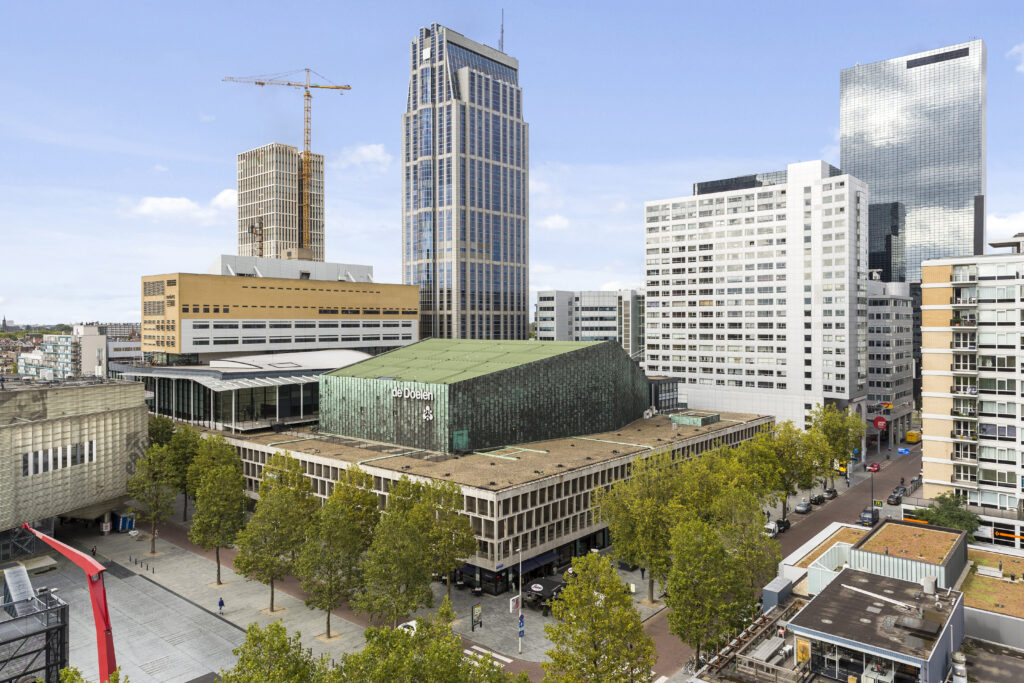 Skyline van het centrum met de Doelen en het dakterras.