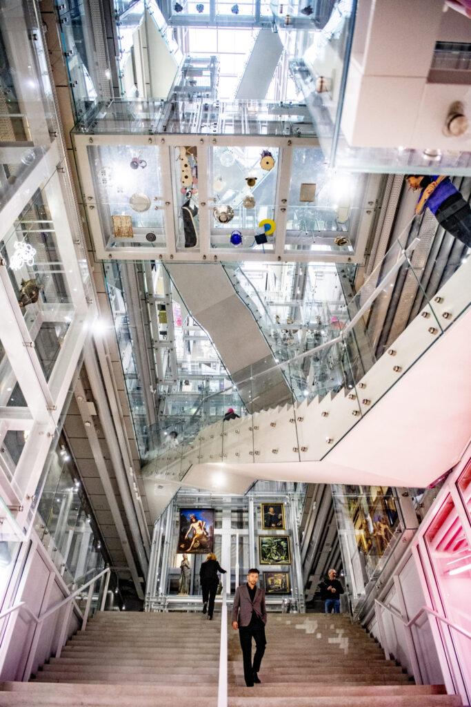 Het gigantische trappenhuis met de 18 meter lange bezoekerstrap doorkruist het atrium van het Depot Boijmans Van Beuningen.