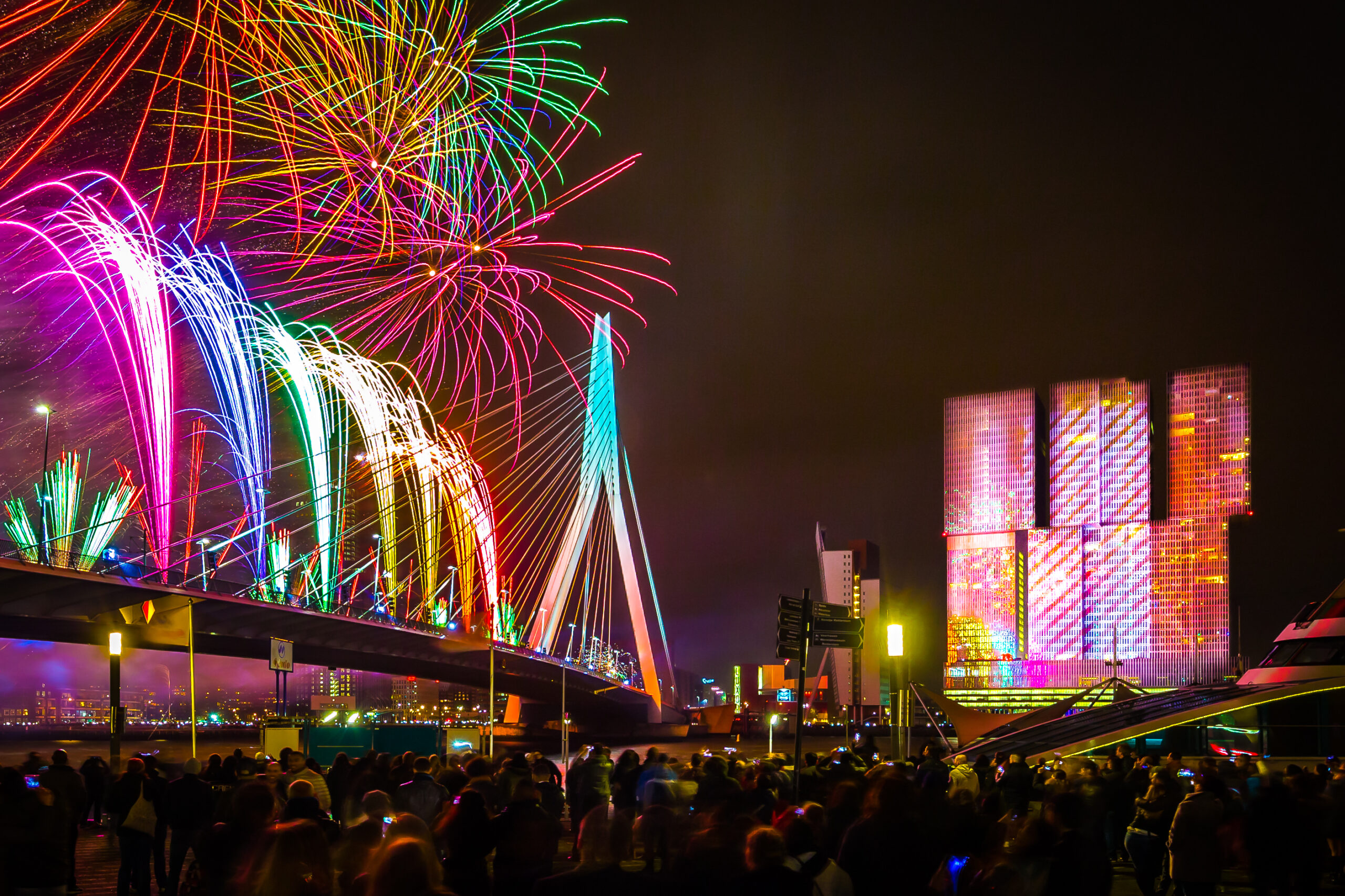 Nationale vuurwerkshow bij de Rotterdamse Erasmusbrug