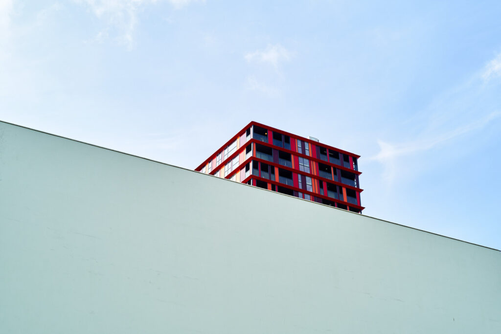 Archtectonisch beeld van een rood gebouw in Rotterdam