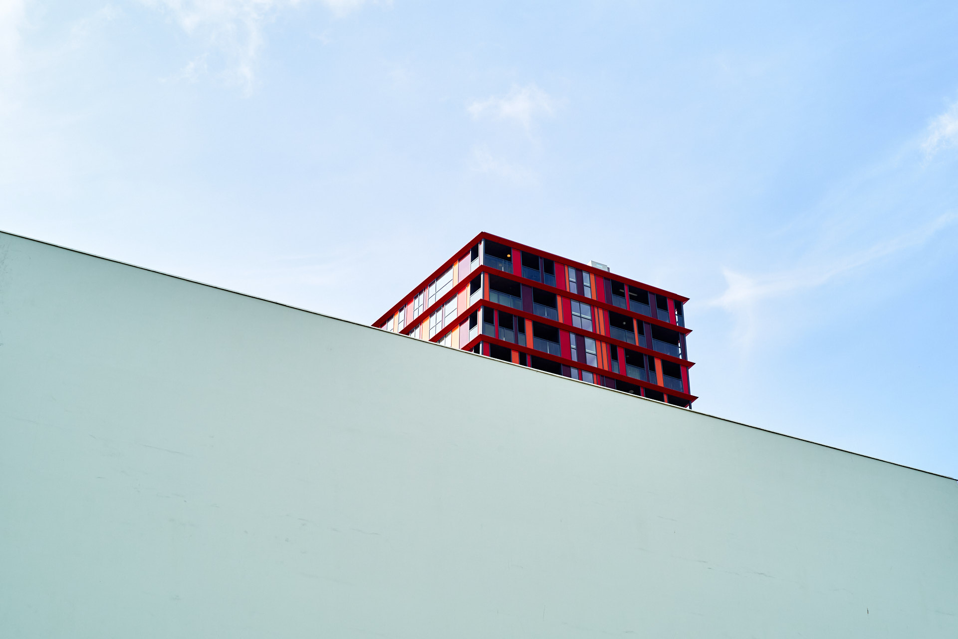 Archtectonisch beeld van een rood gebouw in Rotterdam