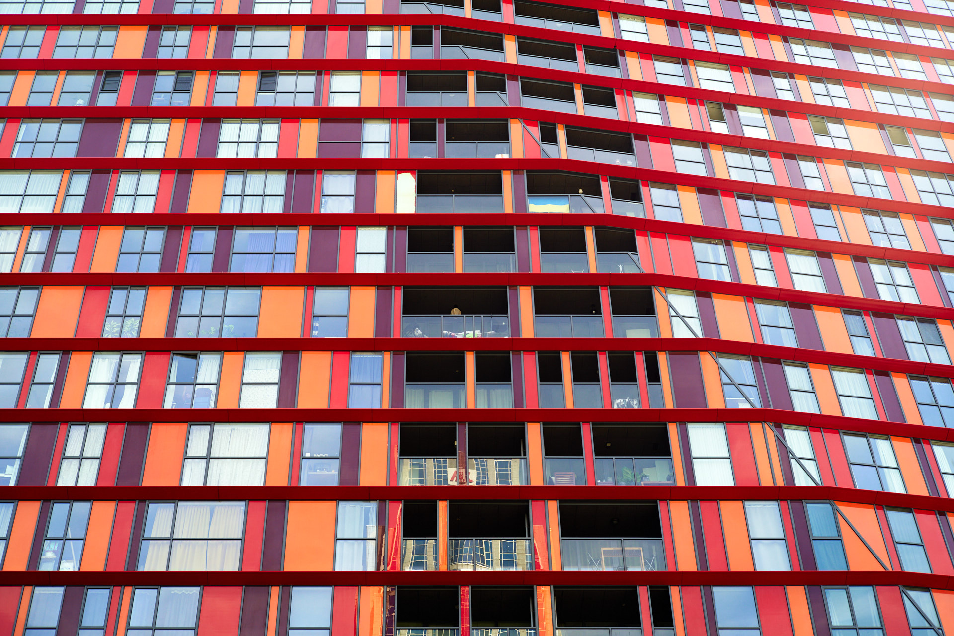 Archtectonisch beeld van een rood gebouw in Rotterdam