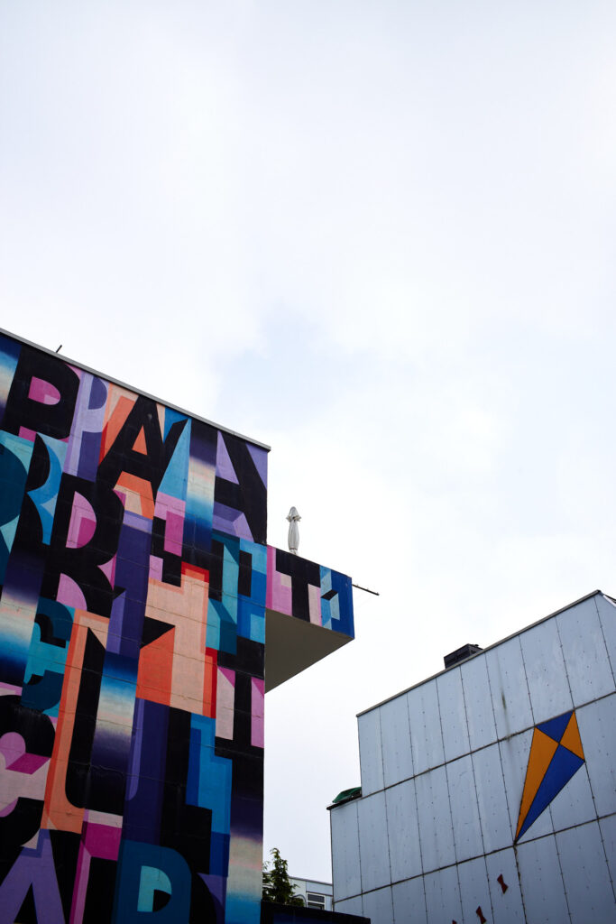 Street art op een gevel van een gebouw in Rotterdam.