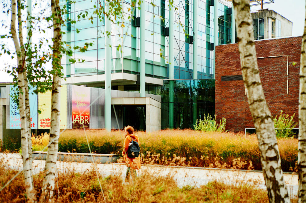 Passant op een herfstachtige dag die langs het Nieuwe Instituut wandelt.