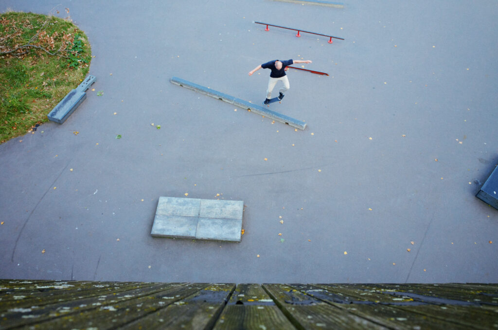 Skater die over een rails een stunt uitvoert in Rotterdam.