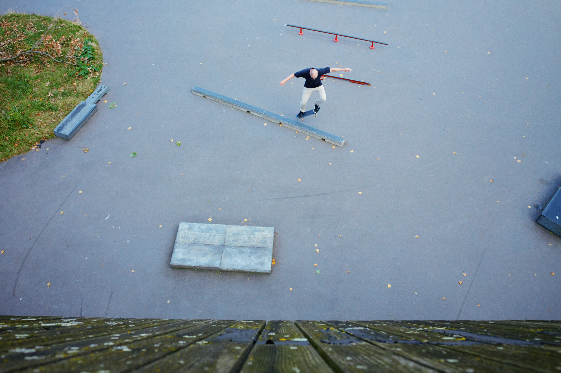 Skater die over een rails een stunt uitvoert in Rotterdam.