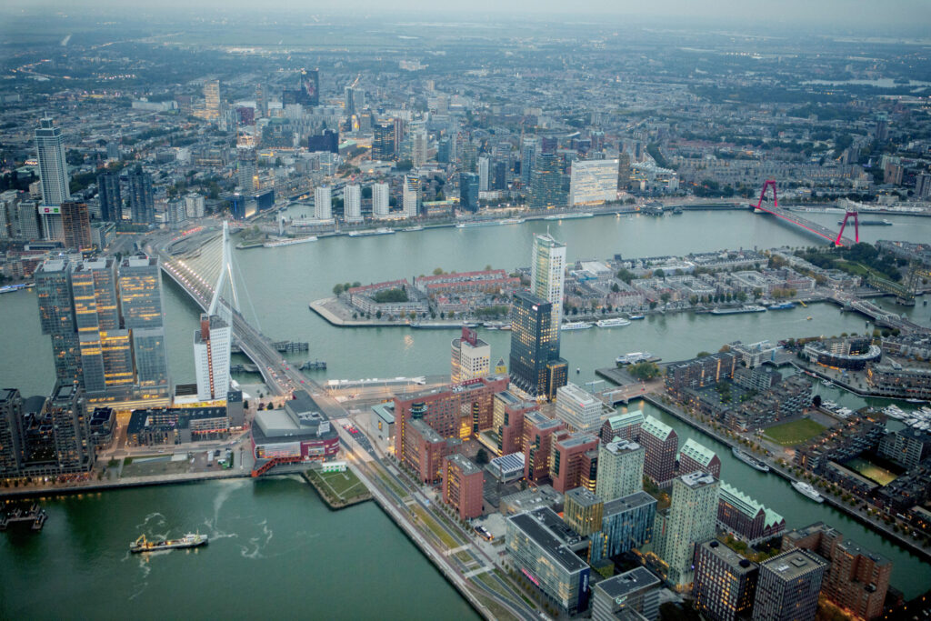 Luchtfoto van Rotterdam Zuid richting het Centrum met de Erasmusbrug.