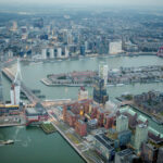 Luchtfoto van Rotterdam Zuid richting het Centrum met de Erasmusbrug