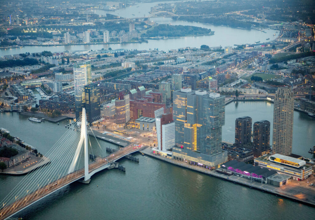 Luchtfoto van de Erasmusbrug en de Nieuwe Maas.