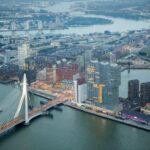 Luchtfoto van de Erasmusbrug en de Nieuwe Maas