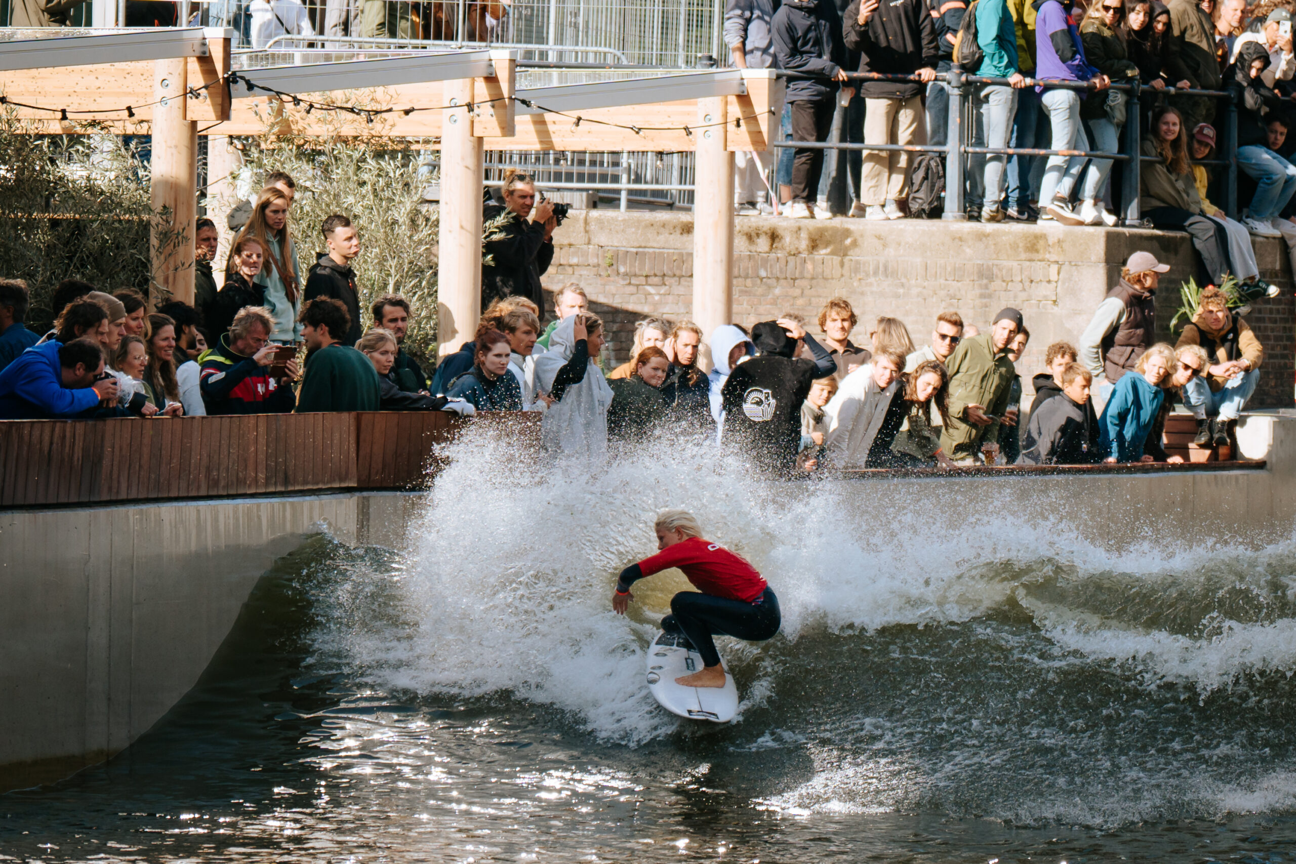 In de zomer van 2024 (6 juli) opende in hartje Rotterdam tijdens de Rotterdam Surf Open Rif010: een wereldprimeur! De surfpool bevindt zich in de Steigersgracht en strekt zich uit over 125 meter lang en 25 meter breed. Vanuit de golfinstallatie worden er perfecte golven tot 1,5 meter opgewekt, die vervolgens richting de Wezenbrug rollen en op het kiezelstrand tot rust komen. Een kunstmatig rif zorgt ervoor dat de golven op een natuurlijke manier breken. Aan het einde van de wavepool ontstaat een zachtere golf, ideaal voor beginners die de sport willen ontdekken. Voor het opwekken van de golven en in het strandhuis gebruikt RiF010 100% duurzaam opgewekte energie. Naast surfen kunnen bij RiF010 kano's of stand-up paddleboards worden gehuurd. Op het terras kan worden nagenoten met een drankje.