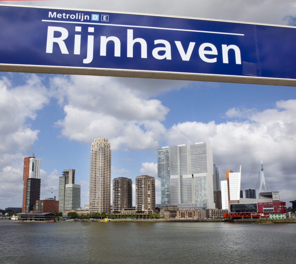 Een deel van de Rotterdamse skyline aan de Wilhelminakade, Rijnhaven. In dit beeld zien we o.a. Luxor Theater, De Rotterdam, New Orleans, Floating Office Rotterdam, World Port Center en Montevideo. De foto is genomen vanaf metrohalte Rijnhaven.