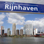 De skyline bij de Wilhelminakade/Rijnhaven, vanaf metrohalte Rijnhaven