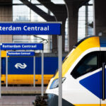 Een foto van Rotterdam Centraal Station met treinen
