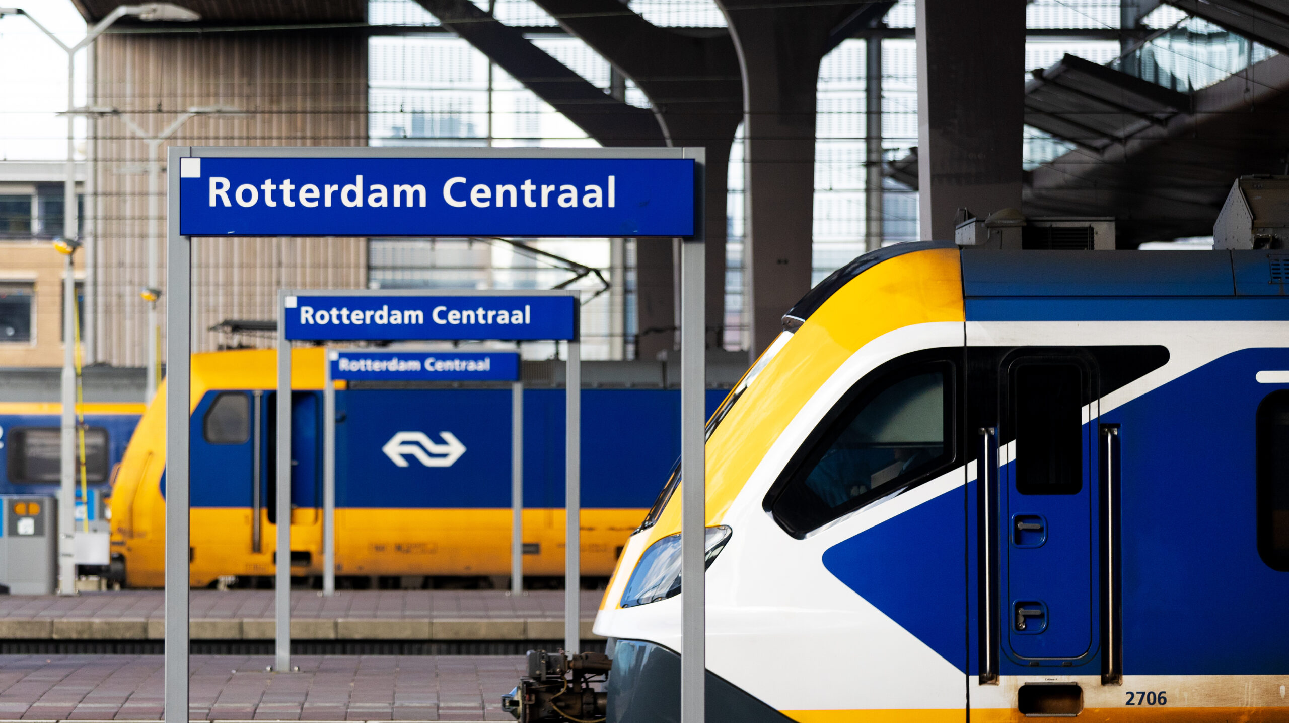 Een foto van het centraal station van Rotterdam waarop enkele passerende of stoppende treinen zijn vastgelegd. Station Rotterdam Centraal wordt ook wel de internationale toegangspoort tot Rotterdam genoemd. Dagelijks passeren zo'n 110.000 reizigers het Centraal Station om gebruik te maken van de bus, tram, metro of trein. Intercity's uit heel Nederland (ook Intercity Direct), Thalys, Eurostar en andere internationale hogesnelheidstreinen stoppen hier meerdere keren per dag, soms elk uur.