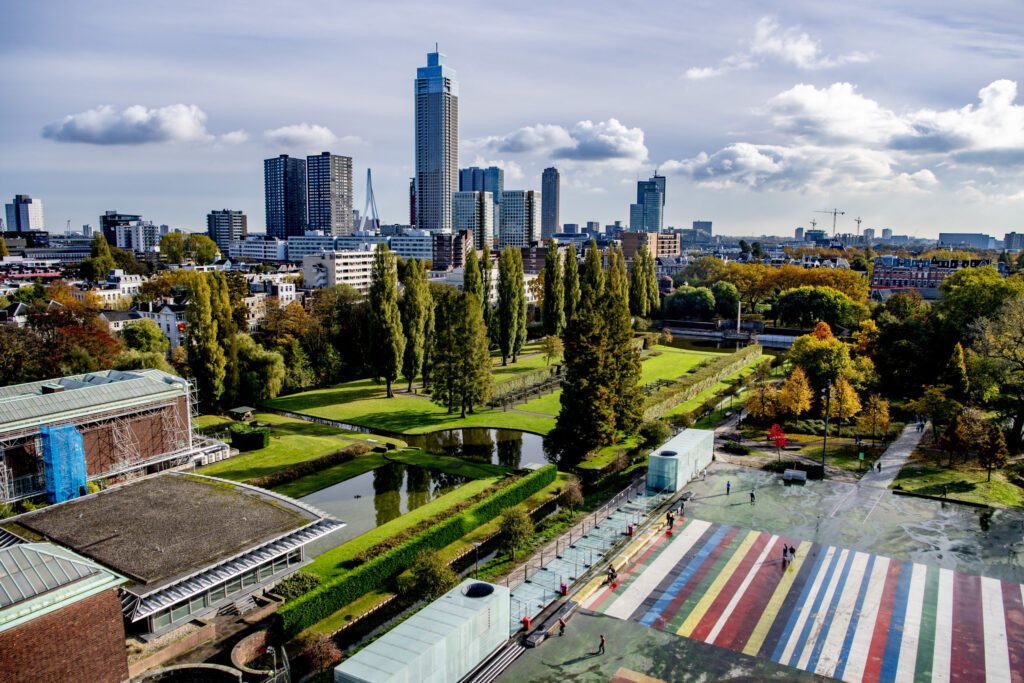 Uitzicht vanaf het dak van Depot Boijmans Van Beuningen op de skyline.