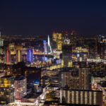 De skyline van Rotterdam in de nacht