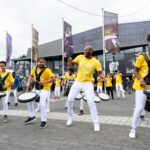 De SKVR Brassbandschool bij de ingang van Rotterdam Ahoy bij de opening van het NN North Sea Jazz Festival