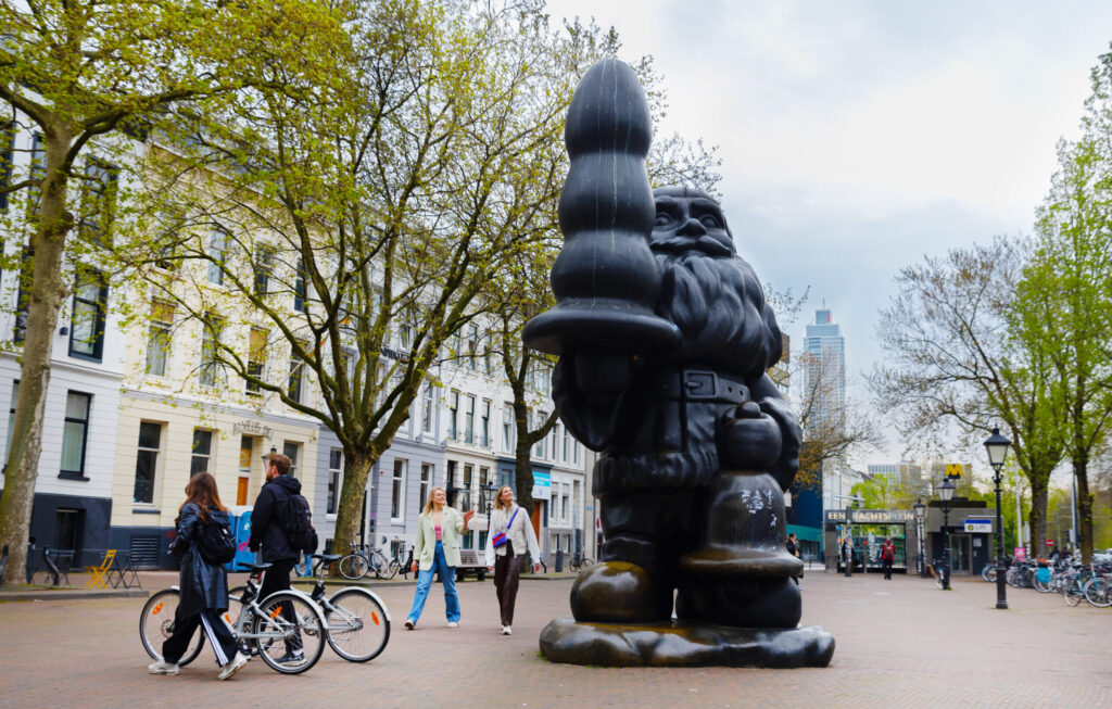 Kunstenaar Paul McCarthy weet als geen ander de hypocrisie van de moderne samenleving te verbeelden. Santa Claus is dan ook een ironische kritiek op de consumptiemaatschappij. Het is een kritische noot die past in het oeuvre van McCarthy. Door zijn vormgeving combineert hij ‘hoge’ met ‘lage’ cultuur. In november 2008 kreeg Santa Claus eindelijk zijn vaste plaats op het Eendrachtsplein. Het beeld is een bekend Rotterdams symbool geworden.
