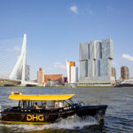 Watertaxi varend op de Maas, Erasmusbrug en De Rotterdam op de achtergrond