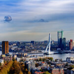 Skyline, zicht op Zalmhaventoren en Erasmusbrug
