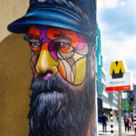 Street art in Rotterdam op een poot van de Rijnhaven metrolijn.